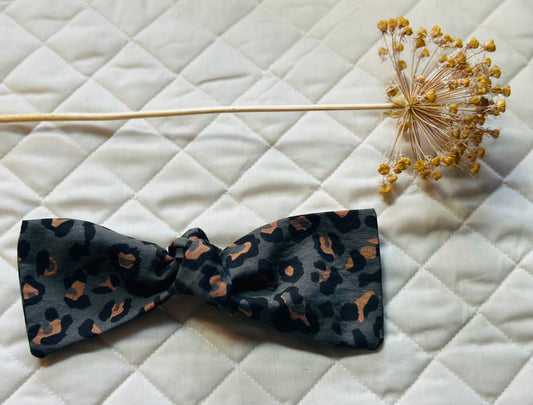 Detachable single fabric bow
