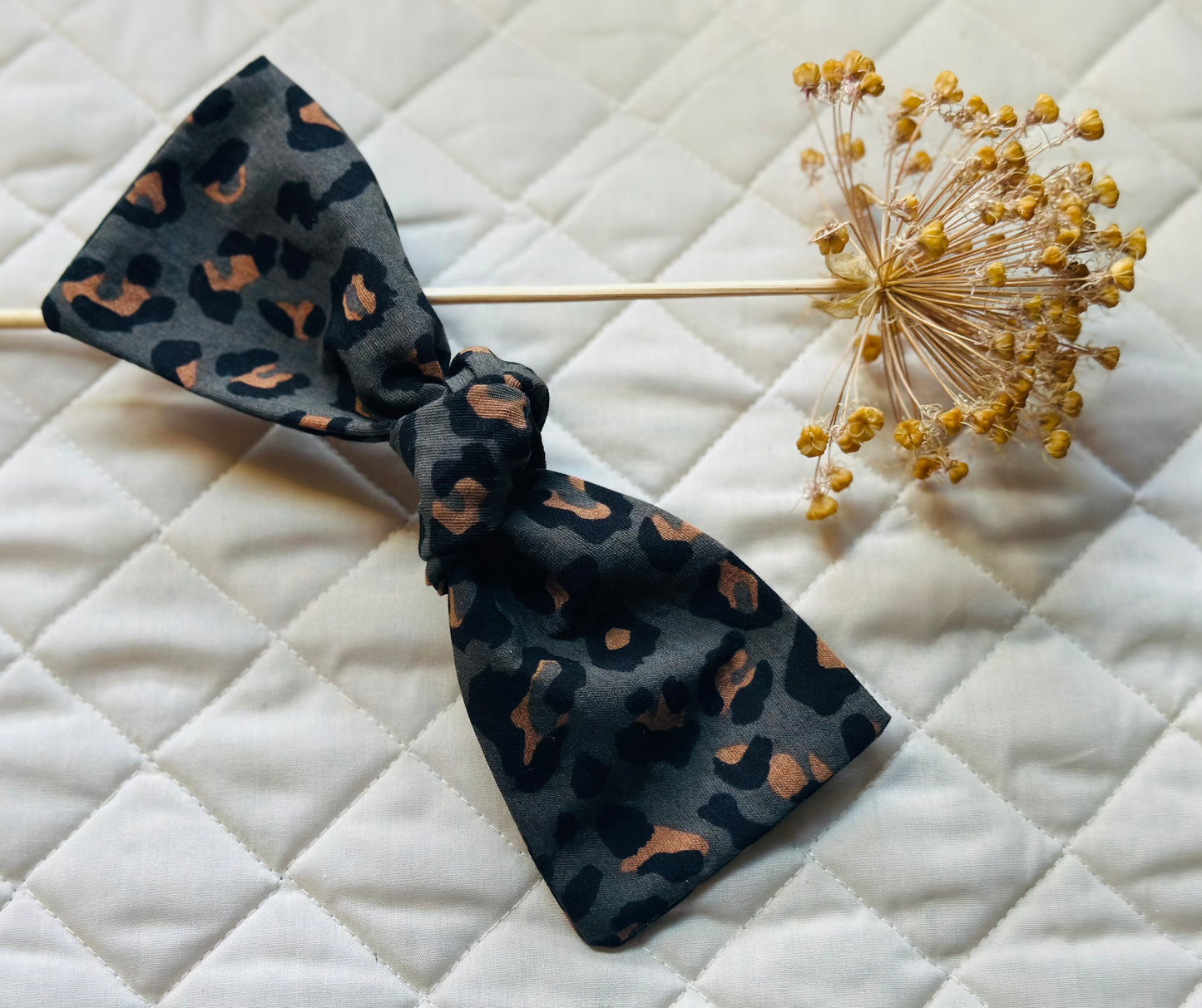 Detachable single fabric bow