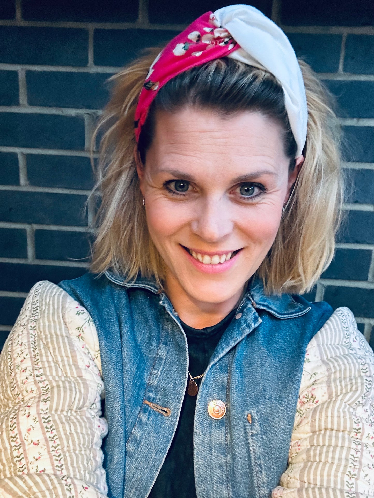 Bright pink floral turban-twist with cream linen mix