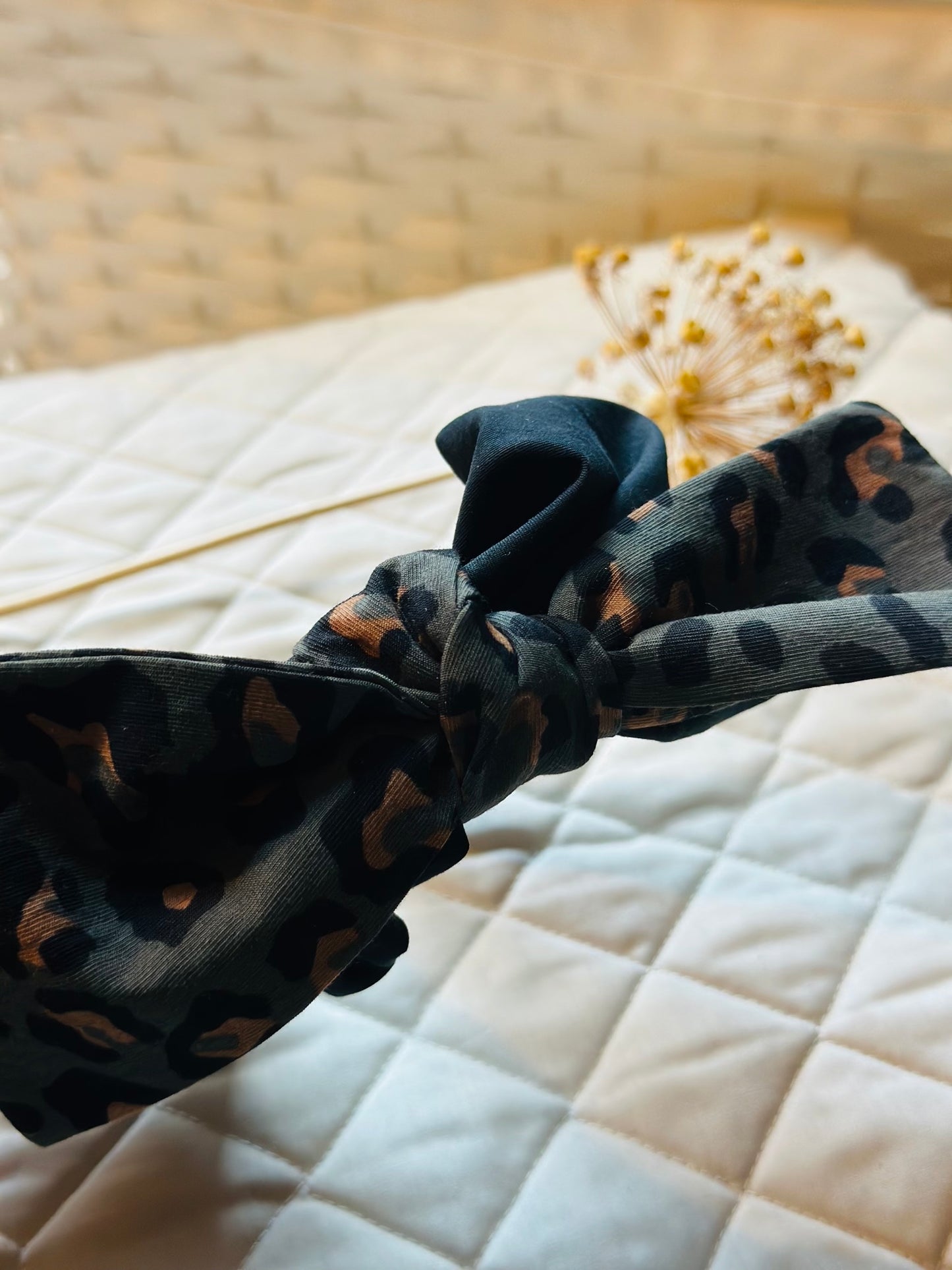 Detachable single fabric bow