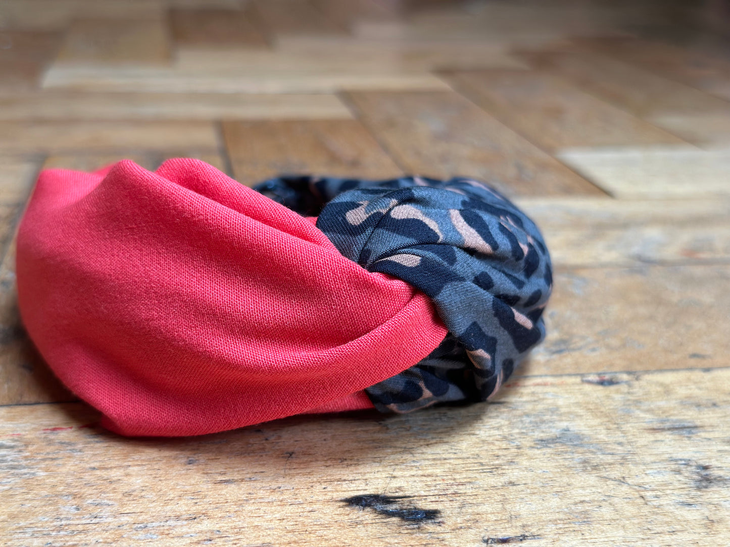 Grey leopard print turban-twist with coral mix