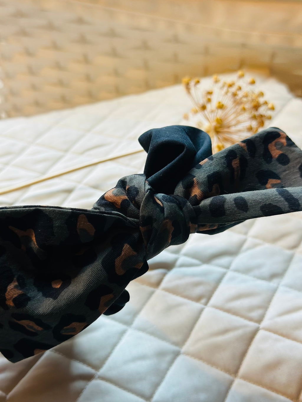 Detachable single fabric bow