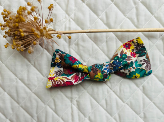 Floral themed detachable single fabric bow